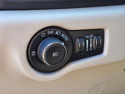 Used 2023 Chrysler Pacifica Touring-L AWD/4WD image 8