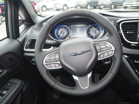 New 2025 Chrysler Pacifica Select w/ Uconnect Theater Family Group image 26