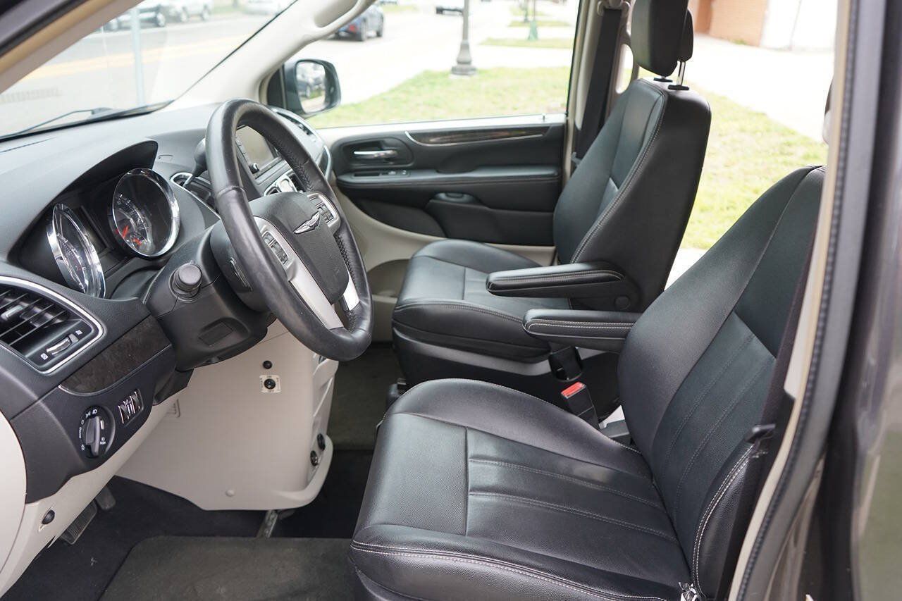 Used 2016 Chrysler Town & Country Touring w/ Driver Convenience Group FWD image 13