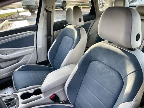 Used 2025 Volkswagen Jetta SE w/ Sunroof Package image 11