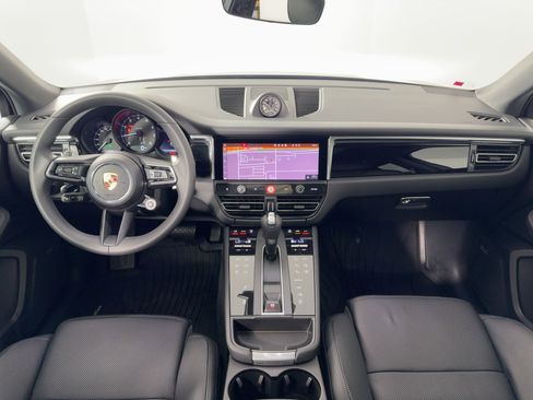 Certified 2025 Porsche Macan image 17