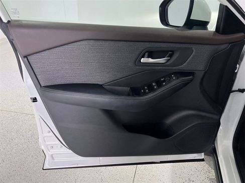 Used 2023 Nissan Rogue SV image 19