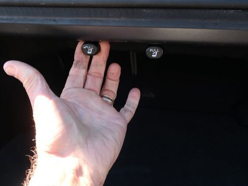 Used 2012 Toyota Camry XLE w/ Leather Pkg image 32