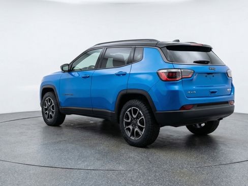 Used 2025 Jeep Compass Trailhawk image 6