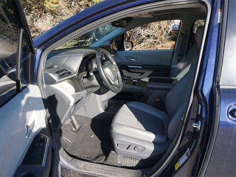 Used 2021 Toyota Sienna XLE image 2