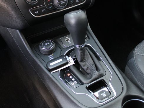 Used 2019 Jeep Cherokee Limited w/ Luxury Group image 22