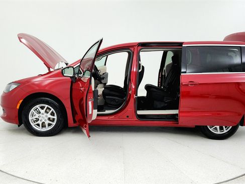 Used 2024 Chrysler Voyager LX image 9