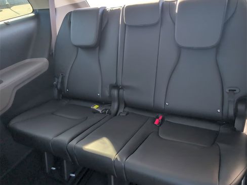 Used 2025 Kia Carnival SX image 26