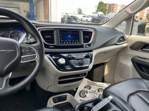 Used 2020 Chrysler Voyager Lxi FWD image 28