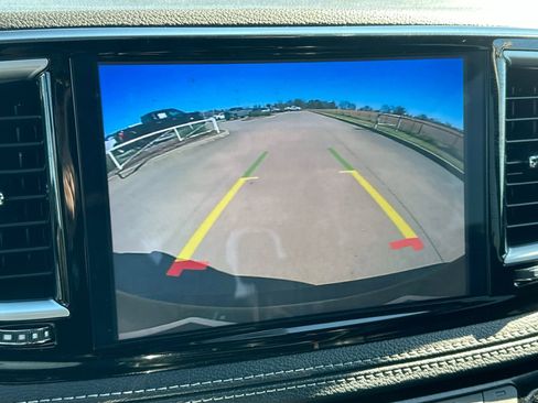 Used 2025 Chrysler Pacifica Limited image 17