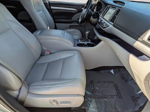 Used 2019 Toyota Highlander XLE FWD image 22