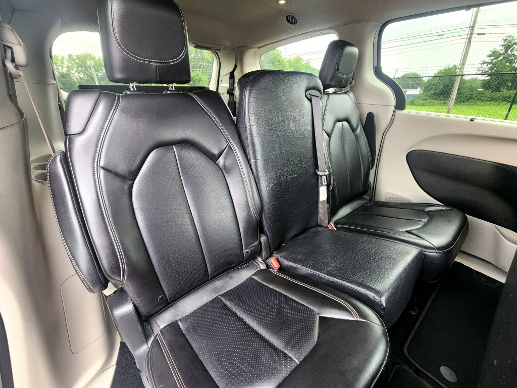 Used 2023 Chrysler Pacifica Touring-L FWD image 8