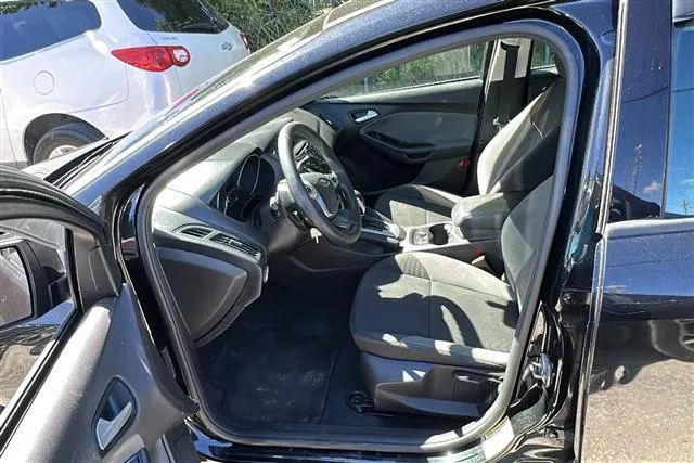 Used 2014 Ford Focus SE w/ SE Winter Package FWD image 3