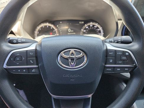 Used 2023 Toyota Highlander L image 11