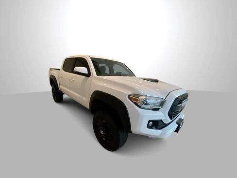 Used 2019 Toyota Tacoma TRD Sport w/ Technology Package AWD/4WD image 2