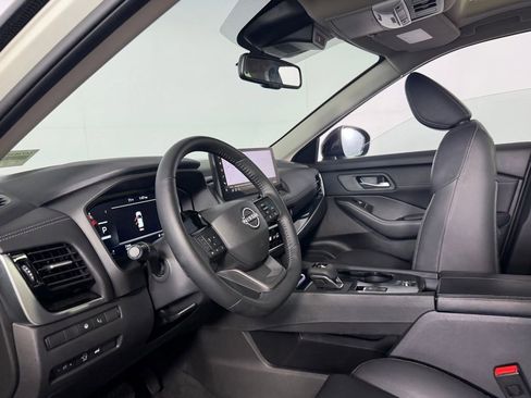 Used 2025 Nissan Rogue SL w/ Tech Package FWD image 19