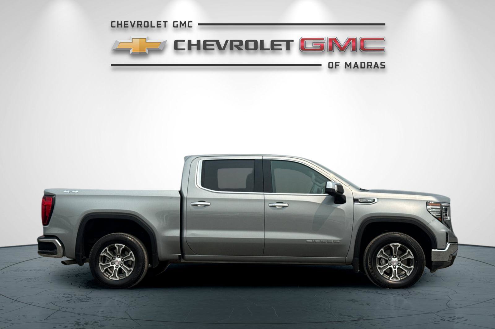 Used 2025 GMC Sierra 1500 SLT AWD/4WD image 2