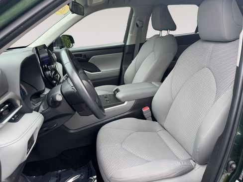 Used 2023 Toyota Highlander LE AWD/4WD image 9