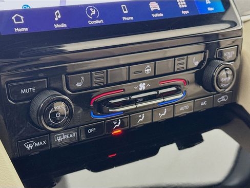 Used 2024 Jeep Grand Cherokee L Limited image 20