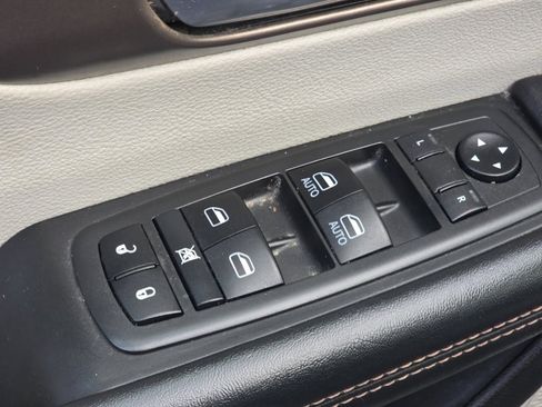 Used 2019 Chrysler Pacifica Touring-L image 20