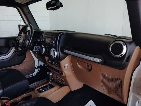 Used 2016 Jeep Wrangler Unlimited Rubicon w/ Connectivity Group AWD/4WD image 13
