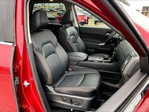 Used 2024 Nissan Pathfinder SL w/ SL Premium Package FWD image 9