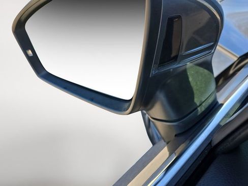 Used 2020 Volkswagen Tiguan SE image 19