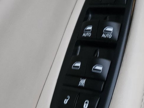 Used 2016 Chrysler 200 Limited image 10