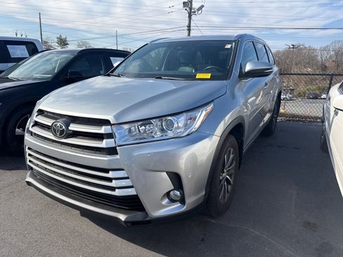 Used 2017 Toyota Highlander XLE image 2