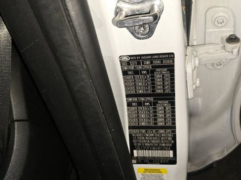 Used 2019 Land Rover Discovery Sport SE image 14