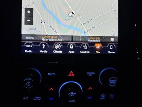 Used 2019 Jeep Grand Cherokee Altitude image 11