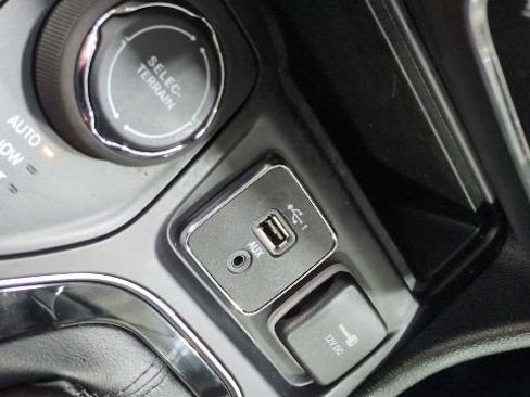 Used 2023 Jeep Cherokee Altitude Lux AWD/4WD image 9
