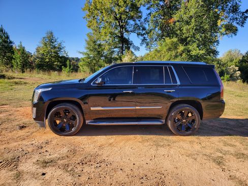 Used 2015 Cadillac Escalade Luxury image 3