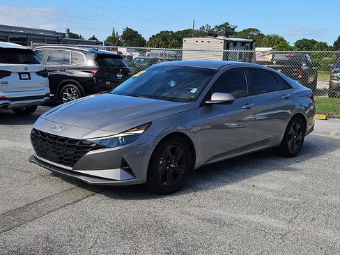 Used 2022 Hyundai Elantra SEL w/ Convenience Package image 2