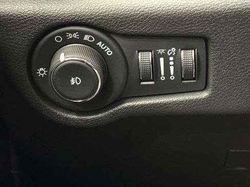 Used 2024 Chrysler Pacifica Select image 24