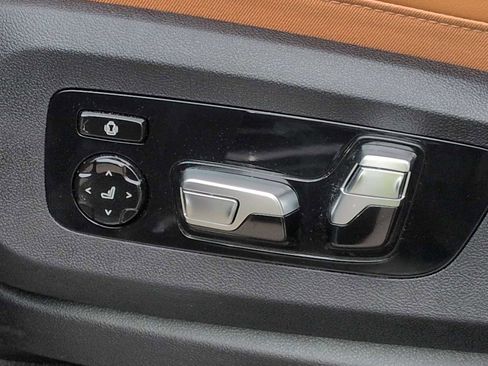 Used 2025 BMW X5 xDrive40i w/ M Sport Package image 18