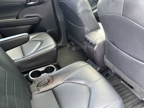 Used 2023 Toyota Highlander XLE FWD image 16