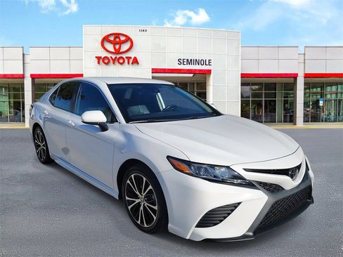 Used 2020 Toyota Camry SE image 2