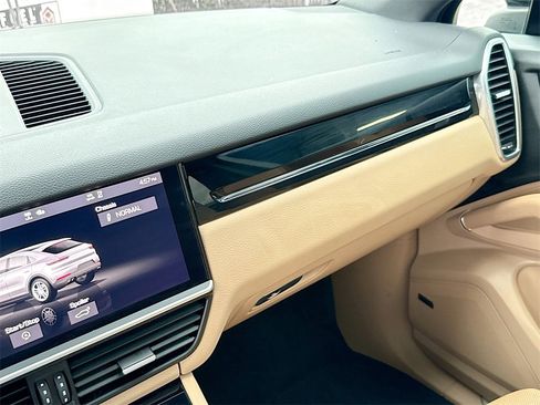 Used 2021 Porsche Cayenne Coupe image 22