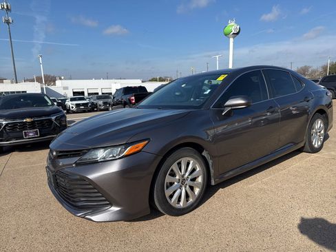 Used 2020 Toyota Camry LE image 3