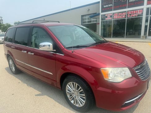 Used 2014 Chrysler Town & Country Touring-L w/ Driver Convenience Group image 3