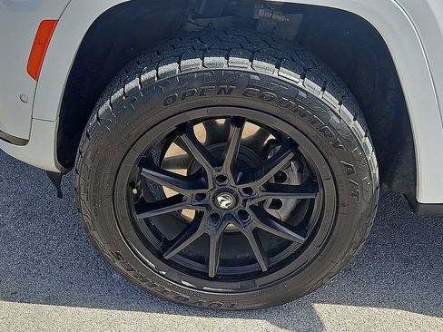 Used 2023 Jeep Grand Cherokee L Summit AWD/4WD image 13