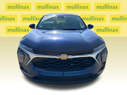 Used 2024 Chevrolet Trax LS w/ LS Convenience Package FWD image 11