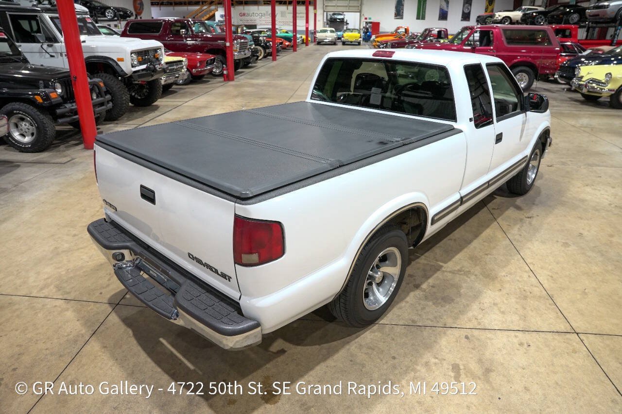 Used 2001 Chevrolet S10 Pickup LS w/ Preferred Equipment Group RWD image 17