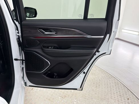 Used 2023 Jeep Grand Cherokee Overland image 33