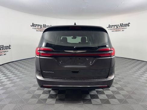 Used 2023 Chrysler Pacifica Touring-L image 8