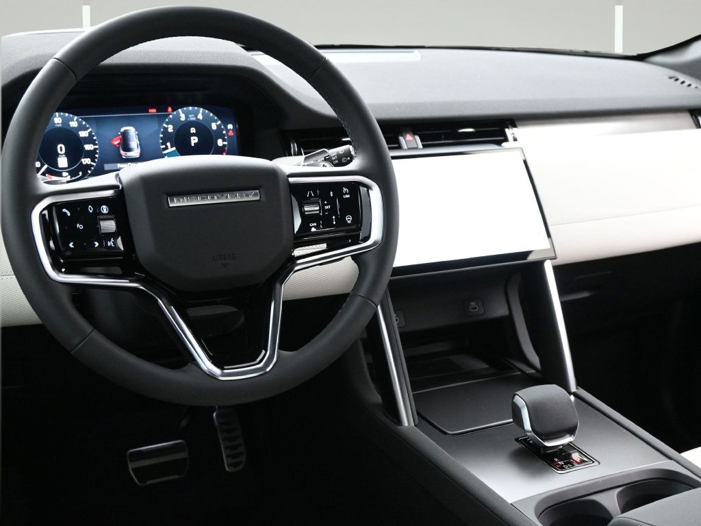 Used 2025 Land Rover Discovery Sport Dynamic SE AWD/4WD image 7