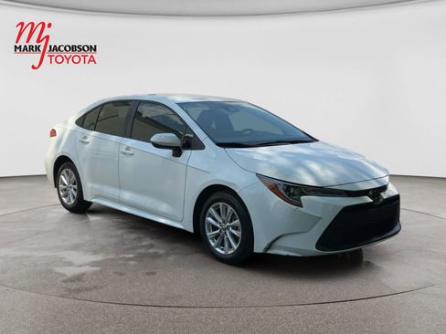 Used 2023 Toyota Corolla LE w/ LE Convenience Package FWD image 3