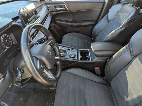 Used 2024 Mitsubishi Outlander AWD image 20
