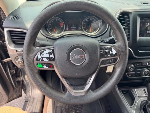 Used 2019 Jeep Cherokee Latitude w/ Popular Appearance Group FWD image 13